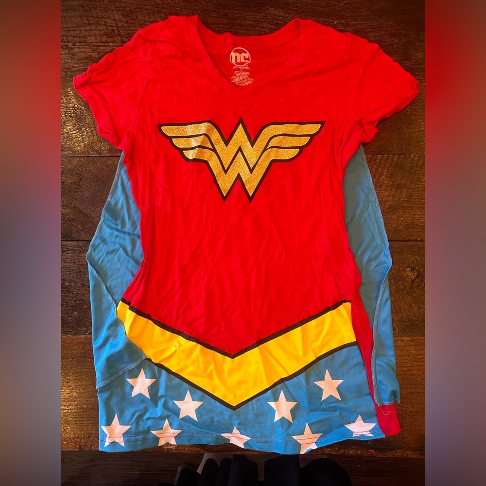 Bioworld DC Comics Wonder Woman Glitter Junior V-Neck T-Shirt w/ Cape
